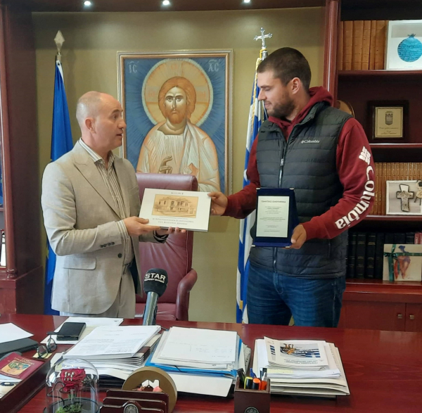 Απονομή τιμητικής πλακέτας από τον Αντιπεριφερειάρχη Δράμας Γρηγόρη Παπαεμμανουήλ στον Δραμινό Αθλητή Υπεραποστάσεων Μάριο Γιαννάκου, στο πλαίσιο του Περιφερειακού Φεστιβάλ “Via Egnatia 2022”