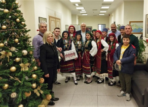 Τον 2ο Βρεφονηπιακό Σταθμό της Μητρόπολης Μαρωνείας και Κομοτηνής στην Κομοτηνή επισκέφθηκε ο Περιφερειάρχης Ανατολικής Μακεδονίας και Θράκης κ. Χρήστος Μέτιος με αφορμή τη γιορτή των Χριστουγέννων.
