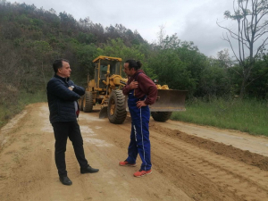 Εργασίες αποκατάστασης του δρόμου προς τον οικισμό Κερασιάς εκτελεί η Π.Ε. Ροδόπης-Επιτόπια επίσκεψη του Αντιπεριφερειάρχη Εμμανουήλ Ταπατζά